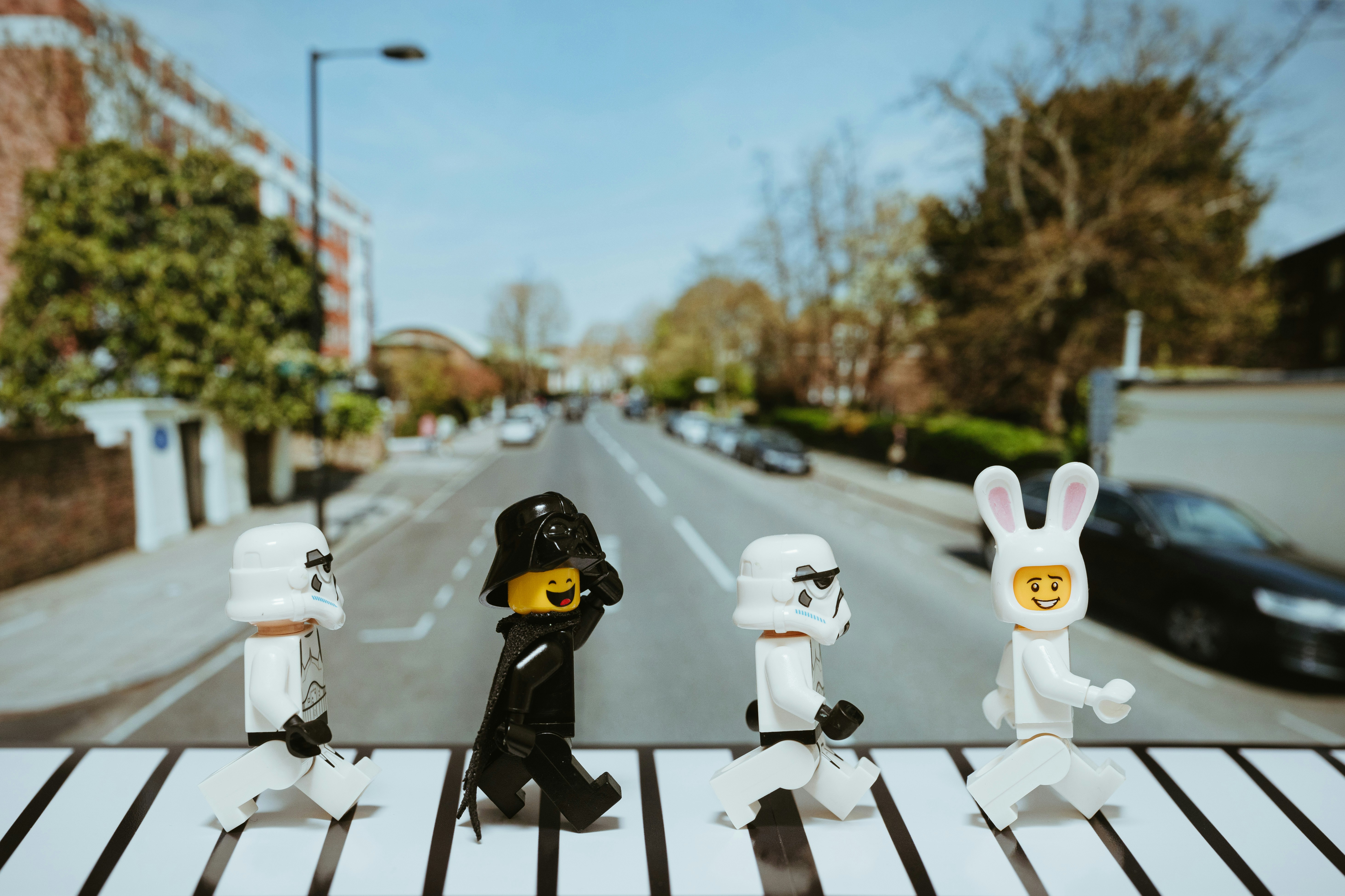 LEGO-figurer som går over et fortau som Beatles