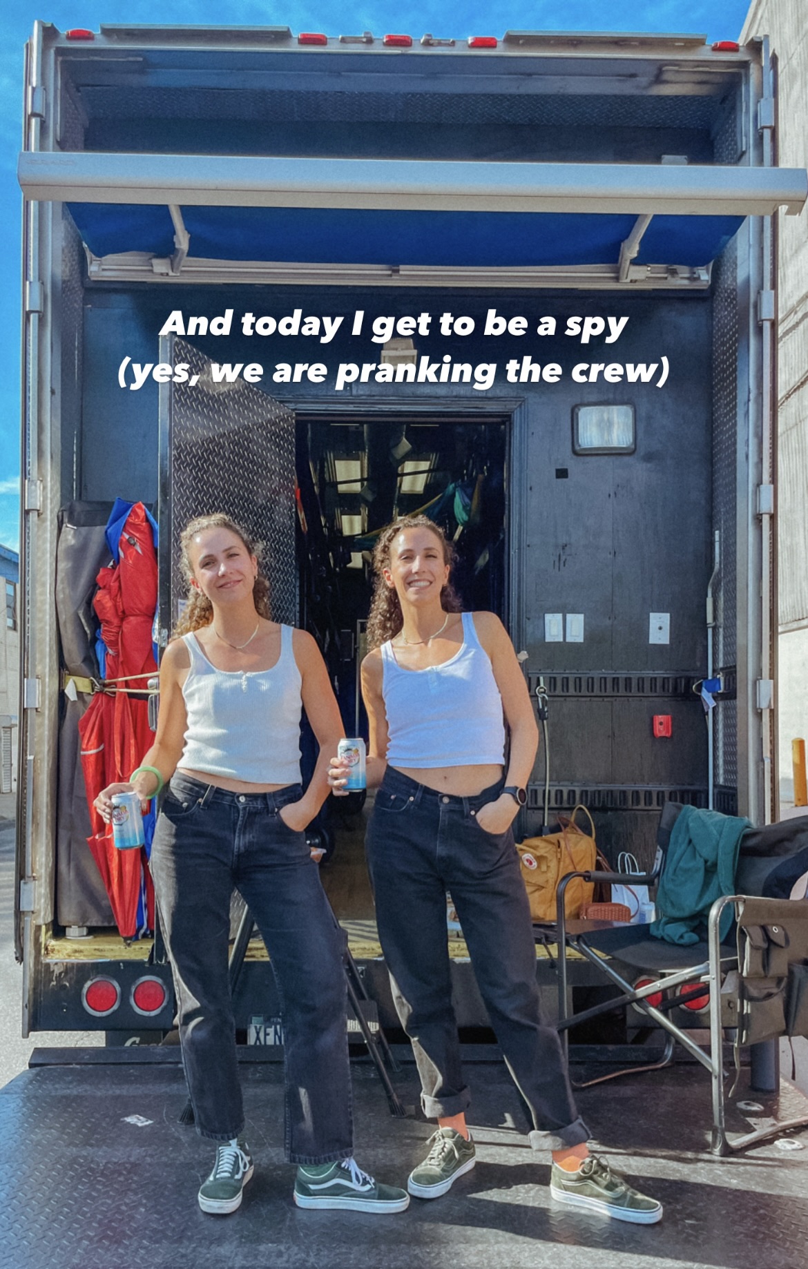 To tvillinger foran en filmbil med tekst 'And today I get to be a spy (yes, we are pranking the crew)'