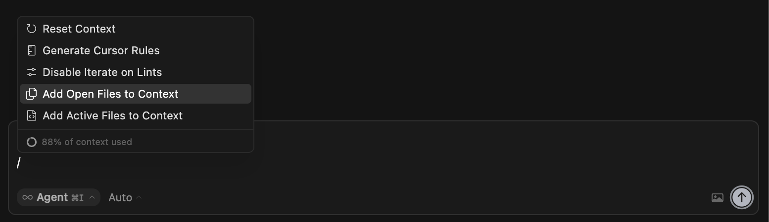 Skjermbilde som viser kommandomenyen i Cursor med valget 'Add Open Files to Context' markert