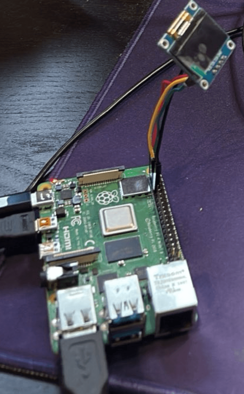 Bilde av pi board med liten skjerm koblet til og som henger i lufta
