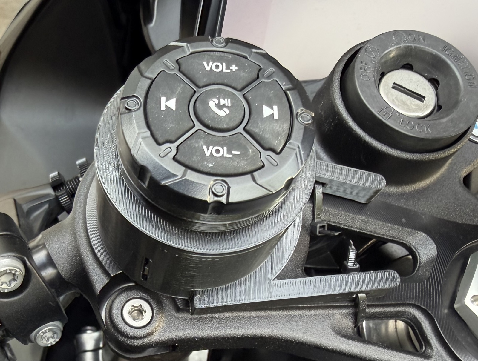3D-printet holder for Bluetooth-fjernkontroll på motorsykkelstyret